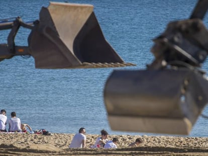 Reconstruccion de las playas de litoral barcelonés tras el paso del a borrasca Gloria.