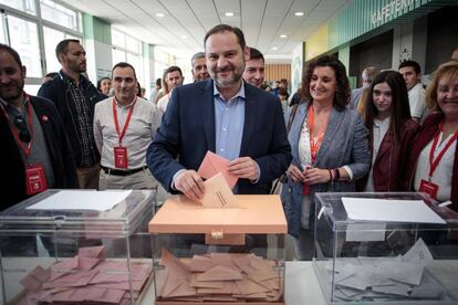 El cabeza de lista del PSOE al Congreso por Valencia, José Luis Ábalos, ejerce su derecho al voto en el colegio Salesianos San Antonio Abad de València.