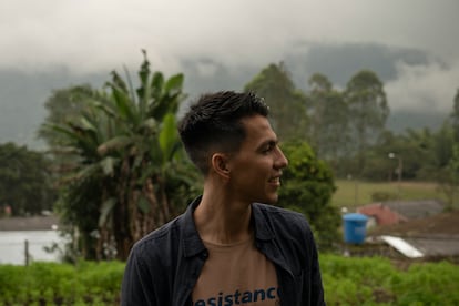 Miyer Hernán Legarda, en el exterior de la institución educativa rural la Selva, Ginebra (Colombia), donde ejerce como profesor de educación medioambiental.