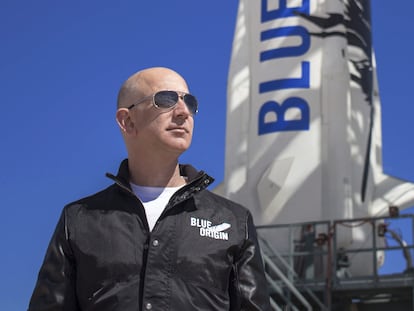 Jeff Bezos, junto al cohete espacial 'New Shepard', en 2017.