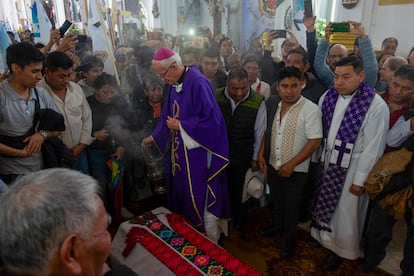 El obispo Rodrigo Aguilar asiste al funeral del padre Marcelo Pérez, en Chiapas, en octubre de 2024.