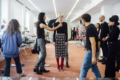 El diseñador Julien Dossena (de espaldas), durante el 'fitting' de su última colección.