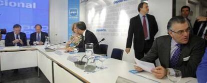 A la derecha, Luis Bárcenas, tesorero del PP durante una reunión del Comité Ejecutivo Regional del PP.