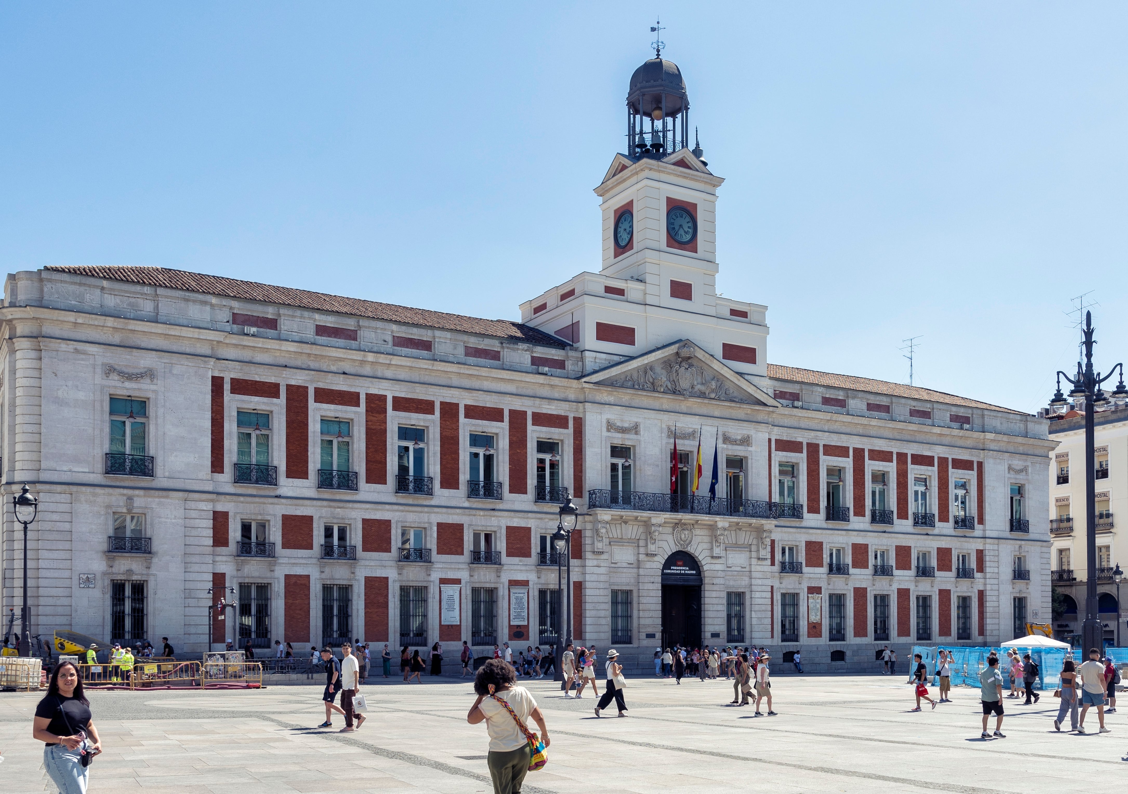 Ayuso recurrirá al Constitucional para evitar que Sánchez recuerde con una placa las torturas franquistas en la sede de la Presidencia de Madrid