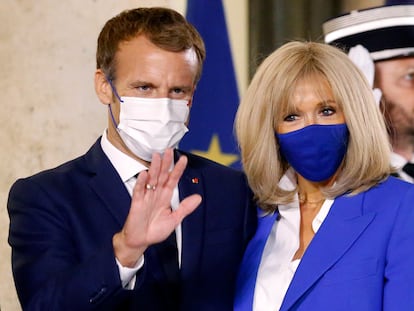 Emmanuel Macron e sua esposa, Brigitte Macron, em setembro em uma recepção no Eliseu.