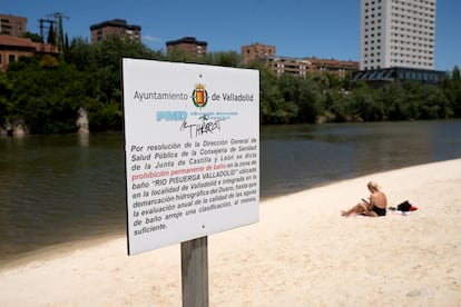 Cartel de prohibición permanente del baño en la playa de las Moreras.