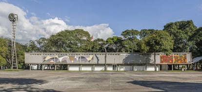 El reloj de la entrada a la Ciudad Universitaria, también de hormigón, fue llevado a cabo por los ingenieros Juan Otaola Paván y Óscar Benedetti, los mismos que desarrollaron los corredores cubiertos. |