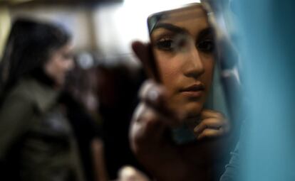 Modelos en el backstage antes del desfile de moda islámica durante la Semana de la Moda de Kuala Lumpur, Malasia.