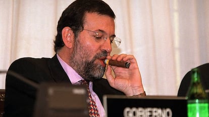 Mariano Rajoy se fuma un puro en 2001 durante una comparecencia en el Congreso de los Diputados.