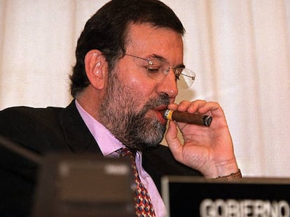 Mariano Rajoy se fuma un puro en 2001 durante una comparecencia en el Congreso de los Diputados.