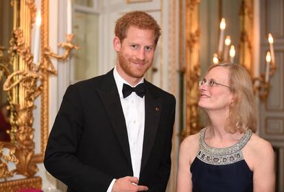 Sucedió en Londres el pasado 11 de octubre, donde Harry era el invitado estrella de la gala de la asociación 100 Mujeres de las Finanzas. Durante tres años seguidos desde 2014, Harry fue elegido el miembro favorito de la familia real británica en diferentes encuestas, pese a haber vivido una serie de escándalos en la adolescencia que lo dibujaron como el joven más rebelde de la realeza europea.