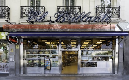 Bill and Hillary Clinton stopped here for a fried squid bocadillo when they were in Madrid for a NATO Summit in 1997 and took an afternoon to soak up the culture on the Paseo Del Prado. Located at number 8, Plaza del Emperador Carlos V, El Brillante has been serving baguette-style sandwiches since 1961 when it was opened by Alfredo Rodríguez Villa, who learned his trade in another famous ‘bocadillo’ bar, El Diamante, after arriving in the city in 1934 from León.