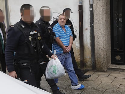 Agentes de la Policía Nacional acompañan al sospechoso del asesinato.