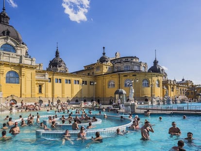 Piscina exterior del balneario Sz&eacute;chenyi, en Budapest (Hungr&iacute;a). 