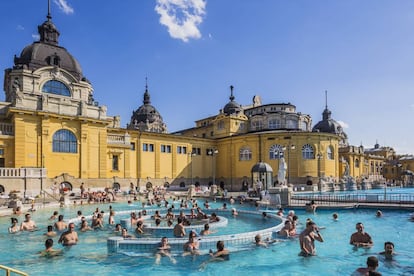 Piscina exterior del balneario Sz&eacute;chenyi, en Budapest (Hungr&iacute;a). 