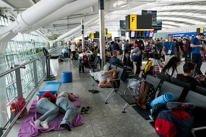 Varias personas duermen en la Terminal 5 del aeropuerto londinense de Heathrow, en Reino Unido.