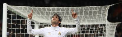 Kaká celebra el empate del Real madrid ante el Zaragoza