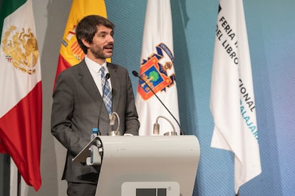 Ernest Urtasun Domènech, Ministro de Cultura de España, país invitado, da un discurso durante la ceremonia de inauguración de la 38 Feria Internacional del Libro de Guadalajara.