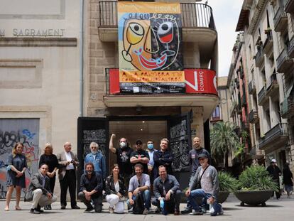 Restauradors, Javier Mariscal i Mikel Urmeneta amb el cartell al Born. 