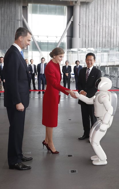 La reina Letizia saludando al robot Asimo de Honda.