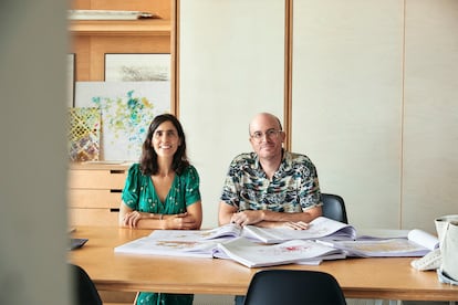 Los arquitectos María Santamaría y Pablo Martínez posan en su oficina, 300.000 km/s, en el barcelonés barrio de Poble Nou.
