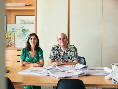 Los arquitectos María Santamaría y Pablo Martínez posan en su oficina, 300.000 km/s, en el barcelonés barrio de Poble Nou.