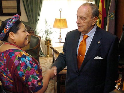 Manuel Fraga con Rigoberta Menchú