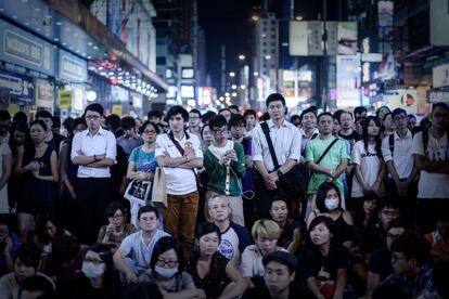 Un grupo de personas escuchan las intervenciones de los lderes estudiantiles en una calle de Hong Kong. El primer encuentro entre el Gobierno de Hong Kong y los lderes estudiantiles, seguido muy de cerca por miles de manifestantes a travs de pantallas gigantes, ha concluido como se esperaba sin grandes avances y ahora est por ver si los estudiantes deciden si hay una nueva ronda.