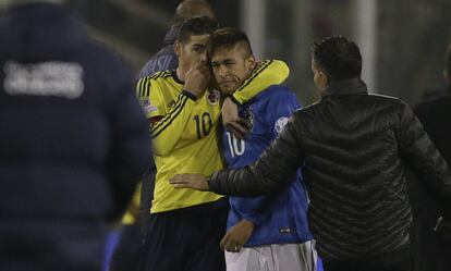 James habla con el jugador brasileño