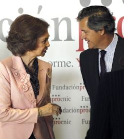 La reina Sof&iacute;a, junto a Jos&eacute; Mar&iacute;a Entrecanales (d), miembro del Patronato de la Fundaci&oacute;n Pro Centro Nacional de Investigaciones Cardiovasculares (Pro CNIC), cuya reuni&oacute;n ha presidido hoy en Madrid. 