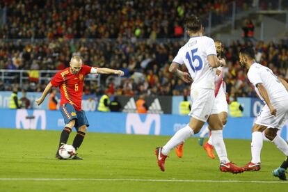 Andres Iniesta marca su gol, el quinto del partido contra Costa Rica.