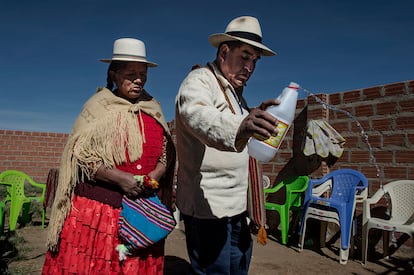 El Doctor Francisco Mamani y su esposa agradecen a la Pachamama en la ceremonia previa a las consultas médicas.