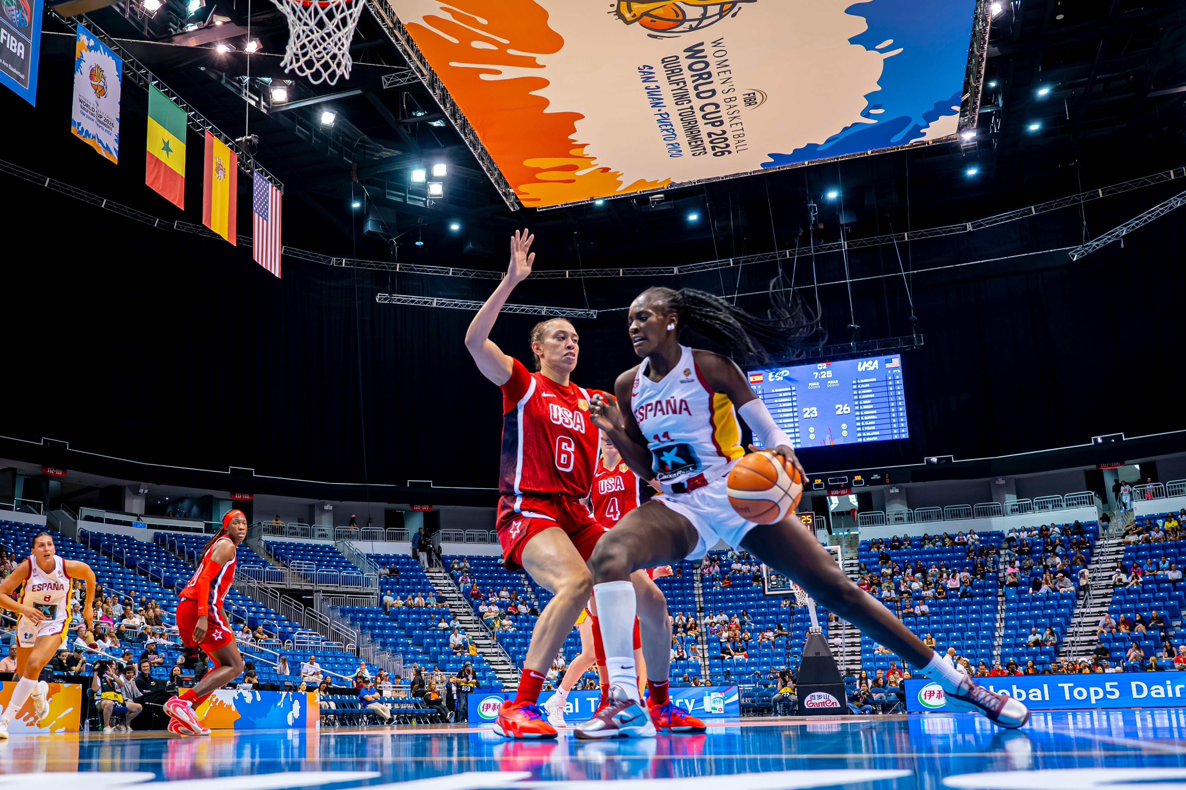 Awa Fam disputa una acción en la pintura contra una pívot estadounidense.