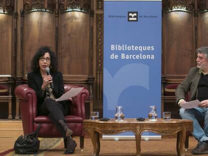 Yasmina Reza, con Xavier Albert&iacute; ayer en el preg&oacute;n dialogado en el Ayuntamiento de Barcelona. 
 