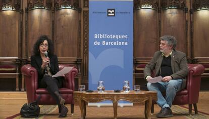 Yasmina Reza, con Xavier Albertí ayer en el pregón dialogado en el Ayuntamiento de Barcelona.