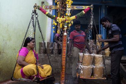 Una devota hindú se sienta en una balanza para comprar su peso en azúcar, como una ofrenda a las diosas durante el festival Sammakka Saralamma Jatara, en Hyderabad, el 5 de febrero.