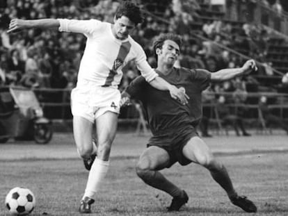 Eigendorf, de blanco, en un partido con el Dinamo de Berlín en 1975.