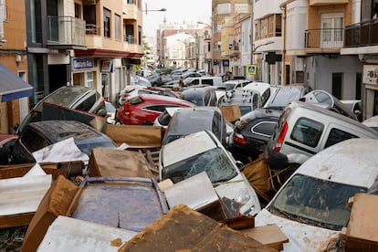 Vehículos amontonados en una calle tras las intensas lluvias de la dana en Valencia