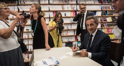 El expresidente francés firma libros en Le Touquet.