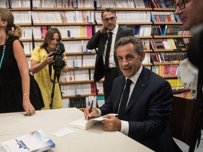 El expresidente franc&eacute;s firma libros en Le Touquet.