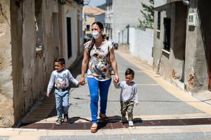Zaida Varillas pasea junto a sus hijos Sebastián y Santiago por las calles de Pareja (Guadalajara).