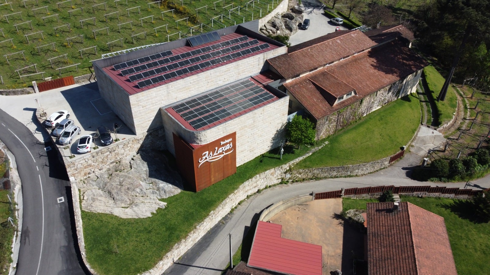 Imagen aérea de la bodega con la ampliación realizada en 2019 rodeada de los viñedos en propiedad.