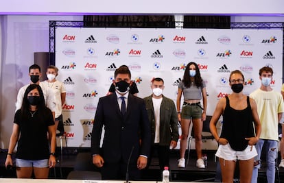 David Aganzo, Presidente de AFE, junto al equipo femenino del Rayo Vallecano en una rueda de prensa.