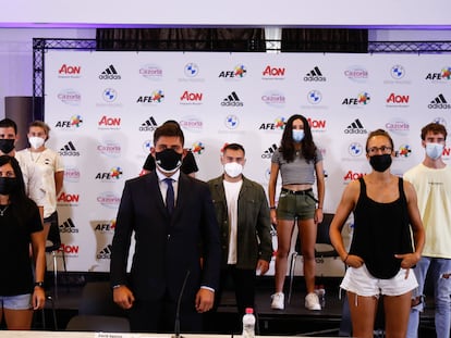 David Aganzo, Presidente de AFE, junto al equipo femenino del Rayo Vallecano en una rueda de prensa.