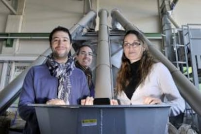 Los investigadores participantes en el proyecto denominado Life Reva-Waste, María Dolores Hidalgo (d), Francisco Corona (c) y Jesús María Martín (i), liderado por el centro tecnológico Cartif, han diseñado una planta de tratamiento integral de residuos de distinto tipo, que está previsto poner en marcha en la provincia de Tarragona y que permitirá un notable ahorro de costes.