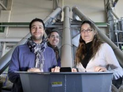 Los investigadores participantes en el proyecto denominado Life Reva-Waste, María Dolores Hidalgo (d), Francisco Corona (c) y Jesús María Martín (i), liderado por el centro tecnológico Cartif, han diseñado una planta de tratamiento integral de residuos de distinto tipo, que está previsto poner en marcha en la provincia de Tarragona y que permitirá un notable ahorro de costes.