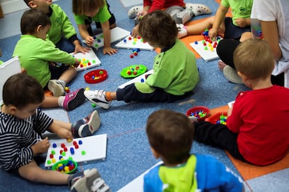 Alumnos y profesores de la Guardería "Las Acacias" de Madrid durante la primera jornada de clases y actividades en este centro educativo privado de la capital.,