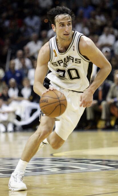 Nacido el 28 de julio de 1977, en la ciudad costeña de Bahía Blanca, fue allí donde dio sus primeros pasos en el Estudiantes de Bahía Blanca. En la imagen, durante un partido de los San Antonio Spurs contra los Detroit Pistons en las finales de la NBA, el 14 de junio de 2005 en San Antonio (Texas).