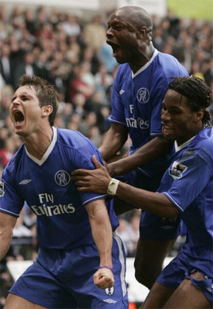 Lampard, derecha, celebra junto al resto de sus compañeros del Chelsea el gol contra el Bolton.