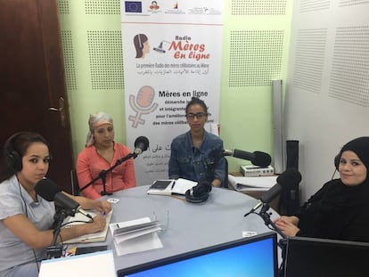 De izquierda a derecha: Kaoutar Belhirech, Ouahiba Rizki, Aziza Beailki y Rachida Morchid, cuatro madres solteras, en el estudio de radio que la ONG 100% Mamans posee en su sede de Tánger.